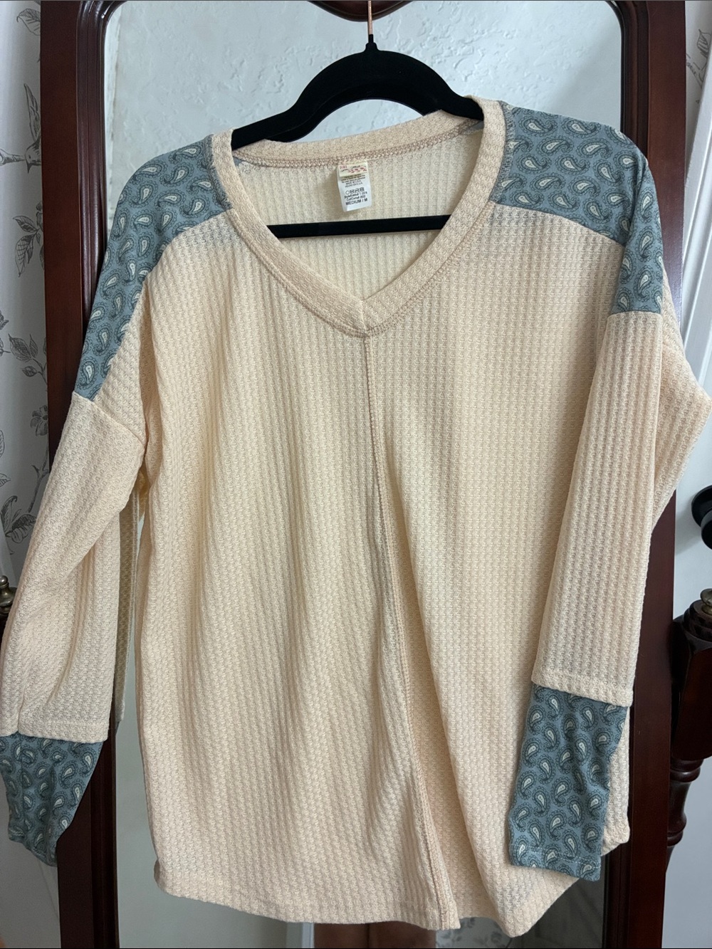 7th Ray Cream Waffle V-Neck Long Sleeve Top with Gray Paisley Accents